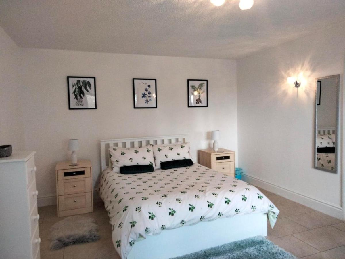 Mountain View Apartment - Short Drive To Beaches Bryngwran Exterior foto